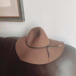 Light brown floppy hat!